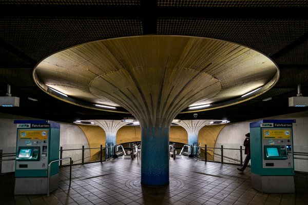 Quels sont les refuges de montagne offrant des ateliers de botanique dans les Alpes suisses?